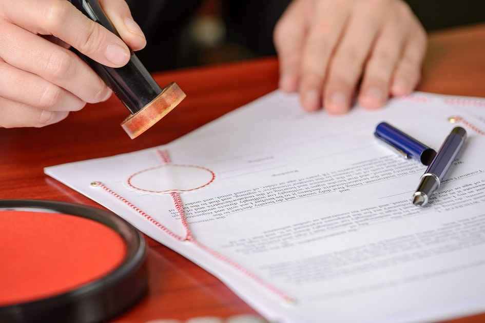 چرا ترجمه رسمی نیاز به تأیید دادگستری و وزارت امور خارجه دارد؟